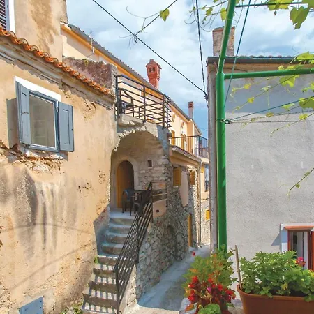 1 Bedroom Beautiful In Apartment Omisalj