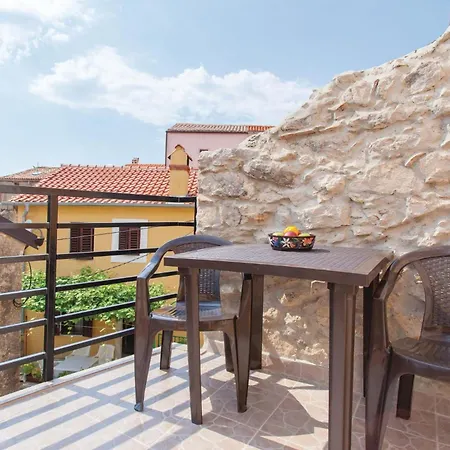 1 Bedroom Beautiful In Omisalj